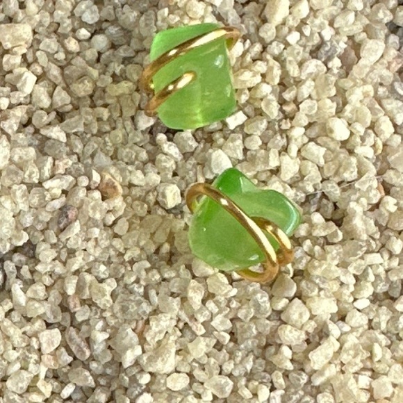 Cat’s eye in green gold dainty stud earrings / Aries healing crystal - Picture 1 of 4